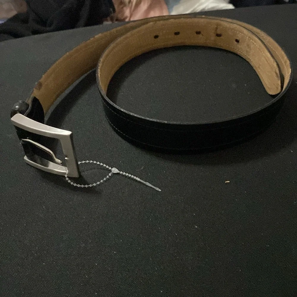 BANANA REPUBLIC BLACK LEATHER BELT WITH SICER BUCKLE GOOD CONDITION Measures 39”